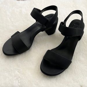 NWOT Naturalizer Block Heel Sandal, 9.5M